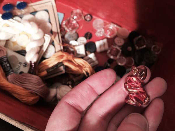 I empty it in one of your many boxes, there are all kinds of buttons #MadeleineprojectEN https://t.co/YaBpwOFH1o